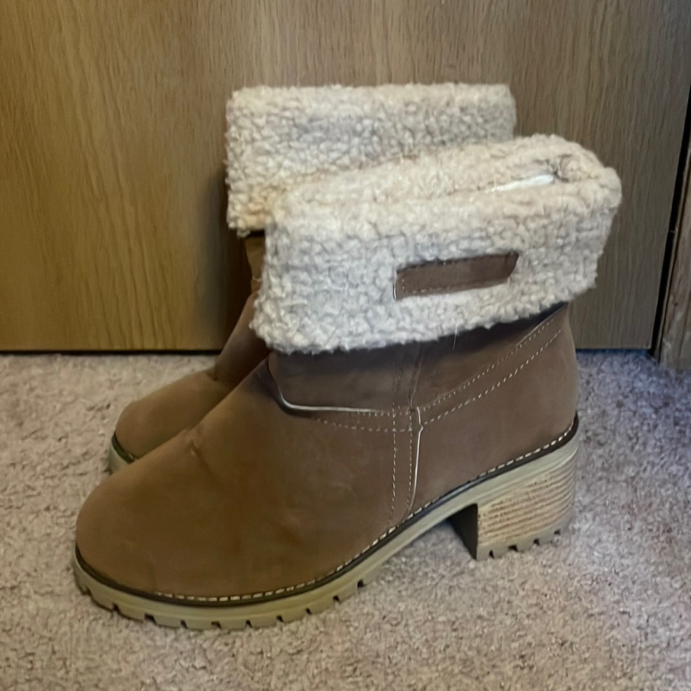 Brown stylish boots with tan sherpa Size:8